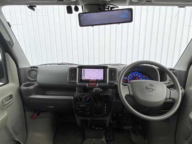 ＮＶ１００クリッパーバン ＧＸターボ　４ＷＤ　ハイルーフ　エマージェンシーブレーキ　横滑り防止　純正ＳＤナビ　ＡＭ／ＦＭ／ＣＤ／ＤＶＤ／ＳＤ／ＵＳＢ／Ｂｌｕｅｔｏｏｔｈ　フルセグＴＶ　ＥＴＣ　ミラー一体型ドライブレコーダー　リモコンキー（3枚目）