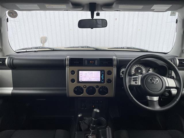 FJクルーザー カラーパッケージ 社外SDナビ フルセグTV バックカメラ ETC 革巻きステアリング 背面スペアタイヤ マッドガード クリアランスソナー クルーズコントロール 横滑り防止装置 RRデフロック リモコンキー スペアキー(3枚目)