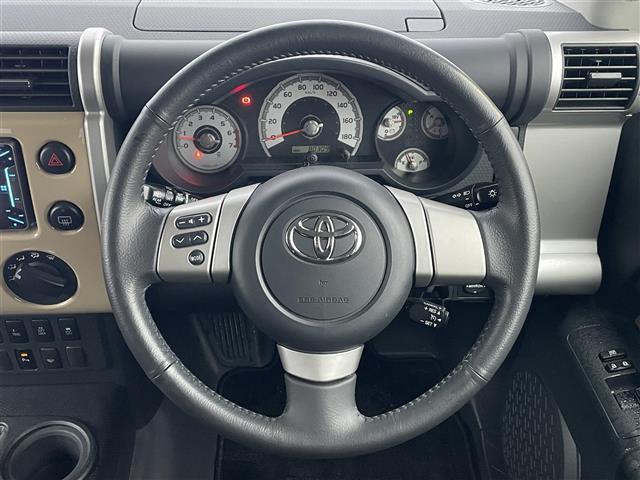 FJクルーザー カラーパッケージ 社外SDナビ フルセグTV バックカメラ ETC 革巻きステアリング 背面スペアタイヤ マッドガード クリアランスソナー クルーズコントロール 横滑り防止装置 RRデフロック リモコンキー スペアキー(8枚目)