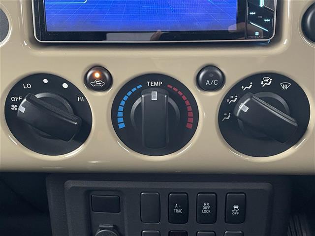 FJクルーザー カラーパッケージ 社外SDナビ フルセグTV バックカメラ ETC 革巻きステアリング 背面スペアタイヤ マッドガード クリアランスソナー クルーズコントロール 横滑り防止装置 RRデフロック リモコンキー スペアキー(14枚目)