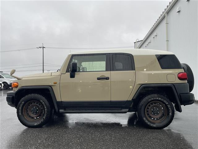 FJクルーザー カラーパッケージ 社外SDナビ フルセグTV バックカメラ ETC 革巻きステアリング 背面スペアタイヤ マッドガード クリアランスソナー クルーズコントロール 横滑り防止装置 RRデフロック リモコンキー スペアキー(35枚目)