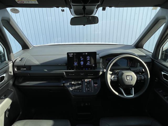 ステップワゴン ｅ：ＨＥＶスパーダ　純正メモリナビ　フルセグＴＶ　ＣＤ　ＤＶＤ　Ｂｌｕｅｔｏｏｔｈ　ＵＳＢ　バックカメラ　衝突軽減　誤発進抑制　車線逸脱　追従クルコン　両側電動ドア　電動バックドア　シートヒーター　フロアマット　ＥＴＣ（3枚目）