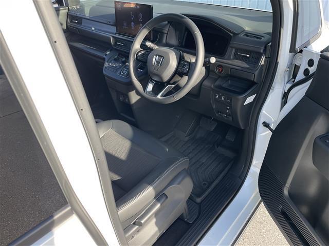 ステップワゴン ｅ：ＨＥＶスパーダ　純正メモリナビ　フルセグＴＶ　ＣＤ　ＤＶＤ　Ｂｌｕｅｔｏｏｔｈ　ＵＳＢ　バックカメラ　衝突軽減　誤発進抑制　車線逸脱　追従クルコン　両側電動ドア　電動バックドア　シートヒーター　フロアマット　ＥＴＣ（24枚目）