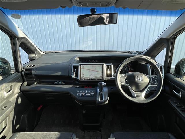 ステップワゴンスパーダ Ｚ　クールスピリット　アルパイン後席モニター　クルコン　両側電動ドア　アイドリングストップ　横滑り防止装置　ＥＴＣ　スマートキー　純正フロアマット　スマートキー　純正ＡＷ付スタッドレスタイヤ積載（3枚目）