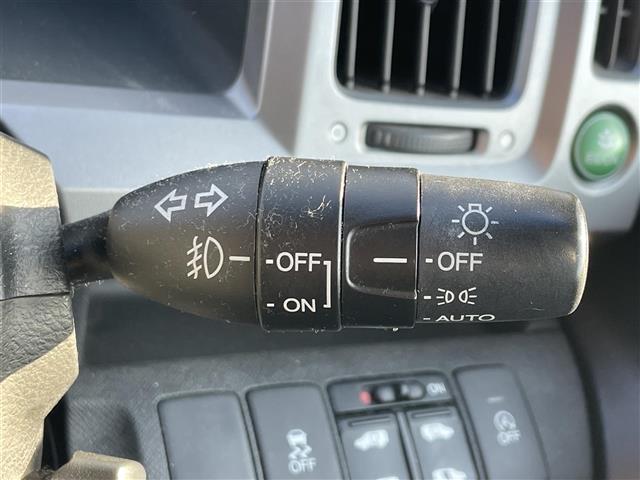 ステップワゴンスパーダ Ｚ　クールスピリット　アルパイン後席モニター　クルコン　両側電動ドア　アイドリングストップ　横滑り防止装置　ＥＴＣ　スマートキー　純正フロアマット　スマートキー　純正ＡＷ付スタッドレスタイヤ積載（12枚目）