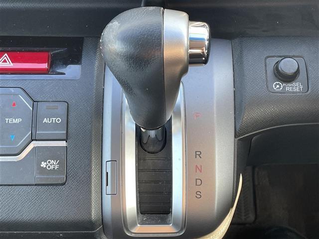 ステップワゴンスパーダ Ｚ　クールスピリット　アルパイン後席モニター　クルコン　両側電動ドア　アイドリングストップ　横滑り防止装置　ＥＴＣ　スマートキー　純正フロアマット　スマートキー　純正ＡＷ付スタッドレスタイヤ積載（14枚目）