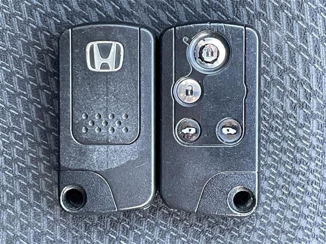 ステップワゴンスパーダ Ｚ　クールスピリット　アルパイン後席モニター　クルコン　両側電動ドア　アイドリングストップ　横滑り防止装置　ＥＴＣ　スマートキー　純正フロアマット　スマートキー　純正ＡＷ付スタッドレスタイヤ積載（21枚目）