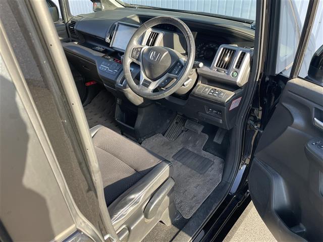 ステップワゴンスパーダ Ｚ　クールスピリット　アルパイン後席モニター　クルコン　両側電動ドア　アイドリングストップ　横滑り防止装置　ＥＴＣ　スマートキー　純正フロアマット　スマートキー　純正ＡＷ付スタッドレスタイヤ積載（23枚目）