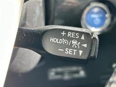 【レーダークルーズコントロール（全車速追従機能付】ミリ波レーダーと単眼カメラで先行車を認識し、車速に応じた車間距離を保ちながら追従走行を支援します。 5
