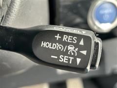 【レーダークルーズコントロール（全車速追従機能付】ミリ波レーダーと単眼カメラで先行車を認識し、車速に応じた車間距離を保ちながら追従走行を支援します。 5
