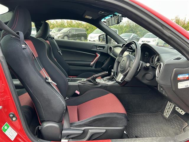 ８６ ＧＴ　純正ナビ　ＣＤ　ＤＶＤ　ＢＴ　フルセグ　バックカメラ　ＨＩＤオートライト　純正１７インチアルミホイール　ＳＰＯＲＴモードボタン　ＳＮＯＷモードボタン　ＶＳＣＳＰＯＲＴボタン　トランクオープナー（19枚目）