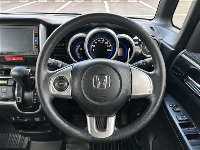 Ｎ－ＢＯＸカスタム Ｇ　ＳＳブラックスタイルパッケージ　あんしんパッケージ　純正ナビ　ＣＤ　ＤＶＤ　ＢＴ　フルセグ　バックカメラ　両側パワースライドドア　ＨＩＤオートライト　シートヒーター　純正１４インチアルミホイール　ステアリングスイッチ　スマートキー（5枚目）