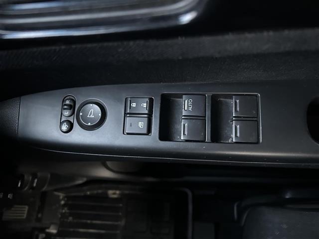 Ｎ－ＢＯＸカスタム Ｇ　ＳＳブラックスタイルパッケージ　あんしんパッケージ　純正ナビ　ＣＤ　ＤＶＤ　ＢＴ　フルセグ　バックカメラ　両側パワースライドドア　ＨＩＤオートライト　シートヒーター　純正１４インチアルミホイール　ステアリングスイッチ　スマートキー（11枚目）