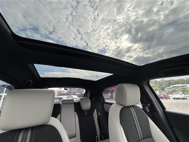 ヴェゼル e:HEV Z・PLaYパッケージ ワンオーナー ガラスルーフ 純正メモリナビ BT/フルセグ アラウンドビューモニター レーダークルーズコントロール LEDヘッドライト ハーフレザーシート 純正18インチAW 純正ビルトインETC(19枚目)