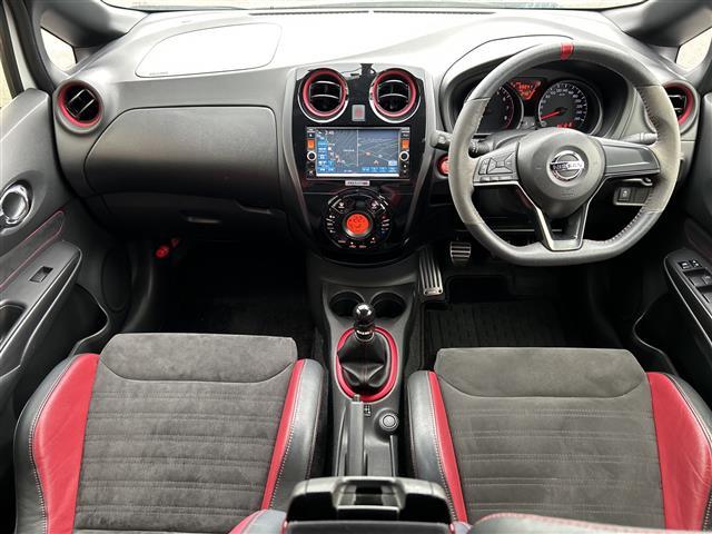 ノート ニスモ　Ｓ　純正ＳＤナビ　Ｂｌｕｅｔｏｏｔｈ　フルセグＴＶ　ＣＤ　ＤＶＤ　バックカメラ　ＬＥＤヘッドライト　社外１７インチアルミホイール　ハーフレザーシート　前方ドライブレコーダー　純正フロアマット　スマートキー（2枚目）