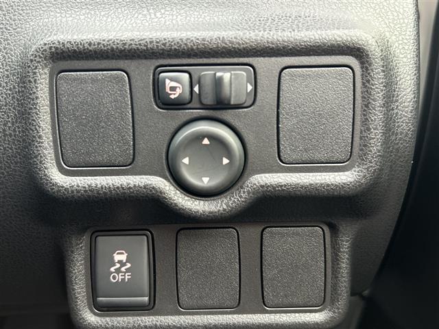 ノート ニスモ　Ｓ　純正ＳＤナビ　Ｂｌｕｅｔｏｏｔｈ　フルセグＴＶ　ＣＤ　ＤＶＤ　バックカメラ　ＬＥＤヘッドライト　社外１７インチアルミホイール　ハーフレザーシート　前方ドライブレコーダー　純正フロアマット　スマートキー（7枚目）