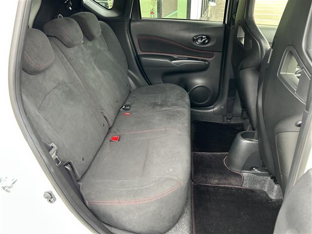 ノート ニスモ　Ｓ　純正ＳＤナビ　Ｂｌｕｅｔｏｏｔｈ　フルセグＴＶ　ＣＤ　ＤＶＤ　バックカメラ　ＬＥＤヘッドライト　社外１７インチアルミホイール　ハーフレザーシート　前方ドライブレコーダー　純正フロアマット　スマートキー（12枚目）