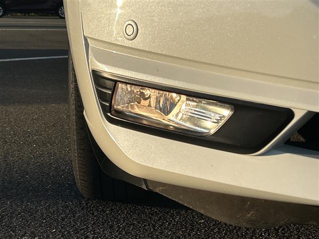 ノート ｅ－パワー　メダリスト　純正ＳＤナビ　フルセグＴＶ　Ｂｌｕｅｔｏｏｔｈ　ＣＤ　ＤＶＤ　アラウンドビューモニター　レーダークルーズコントロール　ハーフレザーシート　ＬＥＤヘッドライト　純正１５インチアルミホイール　ＥＴＣ（15枚目）