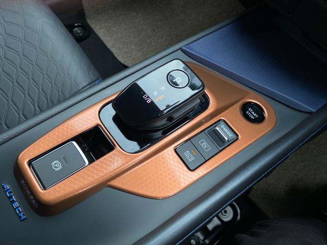 ノート オーテック　ＦＯＵＲ　ワンオーナー　４ＷＤ　純正メモリナビ（ＢＴ／ＡＭ／ＦＭ／ＤＶＤ）純正エアロ　全周囲方位カメラ　黒レザーシート（ＡＵＴＣＨ）シートヒーター（運転席＋助手席）ステアリングスイッチ　ステアリングヒーター（9枚目）