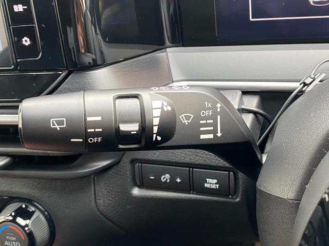 ノート オーテック　ＦＯＵＲ　ワンオーナー　４ＷＤ　純正メモリナビ（ＢＴ／ＡＭ／ＦＭ／ＤＶＤ）純正エアロ　全周囲方位カメラ　黒レザーシート（ＡＵＴＣＨ）シートヒーター（運転席＋助手席）ステアリングスイッチ　ステアリングヒーター（14枚目）