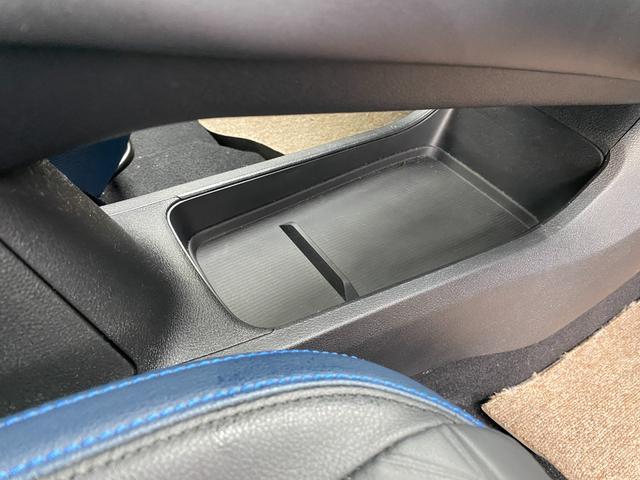 ノート オーテック　ＦＯＵＲ　ワンオーナー　４ＷＤ　純正メモリナビ（ＢＴ／ＡＭ／ＦＭ／ＤＶＤ）純正エアロ　全周囲方位カメラ　黒レザーシート（ＡＵＴＣＨ）シートヒーター（運転席＋助手席）ステアリングスイッチ　ステアリングヒーター（21枚目）