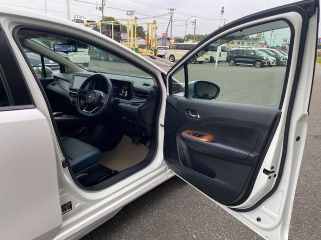 ノート オーテック　ＦＯＵＲ　ワンオーナー　４ＷＤ　純正メモリナビ（ＢＴ／ＡＭ／ＦＭ／ＤＶＤ）純正エアロ　全周囲方位カメラ　黒レザーシート（ＡＵＴＣＨ）シートヒーター（運転席＋助手席）ステアリングスイッチ　ステアリングヒーター（23枚目）