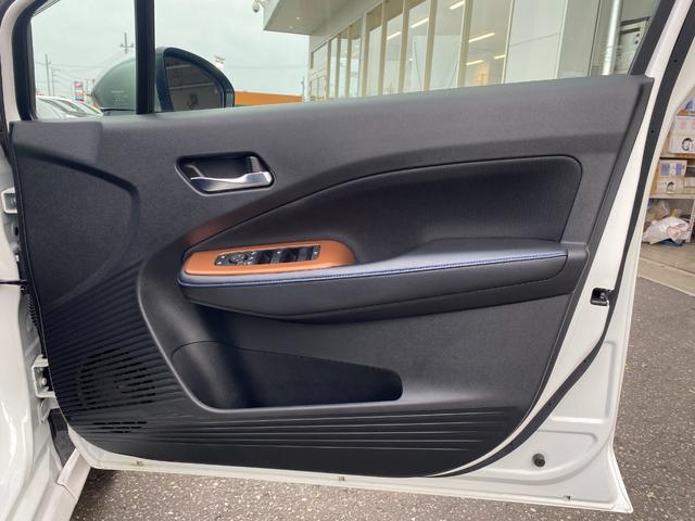 ノート オーテック　ＦＯＵＲ　ワンオーナー　４ＷＤ　純正メモリナビ（ＢＴ／ＡＭ／ＦＭ／ＤＶＤ）純正エアロ　全周囲方位カメラ　黒レザーシート（ＡＵＴＣＨ）シートヒーター（運転席＋助手席）ステアリングスイッチ　ステアリングヒーター（24枚目）
