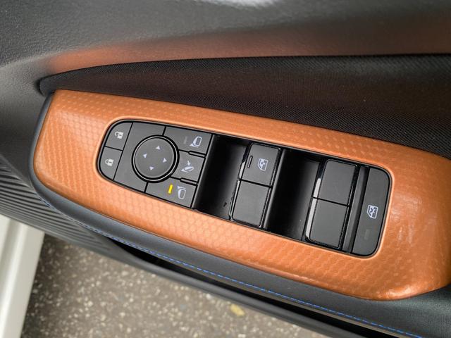 ノート オーテック　ＦＯＵＲ　ワンオーナー　４ＷＤ　純正メモリナビ（ＢＴ／ＡＭ／ＦＭ／ＤＶＤ）純正エアロ　全周囲方位カメラ　黒レザーシート（ＡＵＴＣＨ）シートヒーター（運転席＋助手席）ステアリングスイッチ　ステアリングヒーター（25枚目）