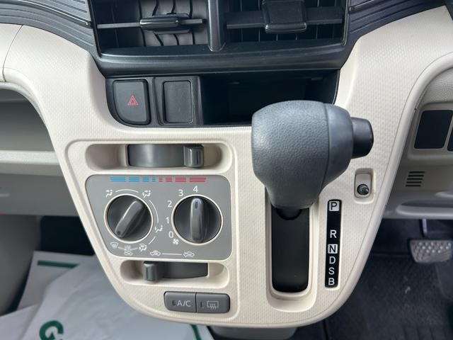 ムーヴ Ｌ　ＳＡＩＩ　４ＷＤ　ＭＤチェンジャー（ＦＭ／ＡＭ）衝突軽減システム　横滑り防止装置　純正フロアマット　保証書　取り扱い説明書　スペアキー（17枚目）