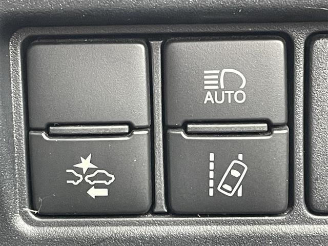 ヴォクシー ＺＳ　煌　４ＷＤ　純正ナビ　フルセグＴＶ／ＣＤ／ＤＶＤ／ＢＴ　フリップダウンモニター　ＥＴＣ　クルーズコントロール　オートライト　ＬＥＤライト　両側パワースライドドア　セーフティセンス（8枚目）