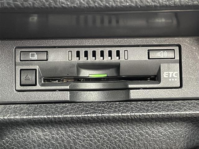 ヴォクシー ＺＳ　煌　４ＷＤ　純正ナビ　フルセグＴＶ／ＣＤ／ＤＶＤ／ＢＴ　フリップダウンモニター　ＥＴＣ　クルーズコントロール　オートライト　ＬＥＤライト　両側パワースライドドア　セーフティセンス（10枚目）