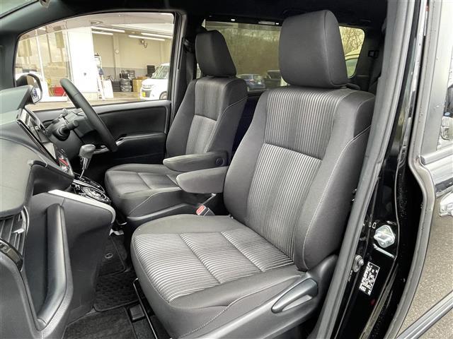ヴォクシー ＺＳ　煌　４ＷＤ　純正ナビ　フルセグＴＶ／ＣＤ／ＤＶＤ／ＢＴ　フリップダウンモニター　ＥＴＣ　クルーズコントロール　オートライト　ＬＥＤライト　両側パワースライドドア　セーフティセンス（17枚目）