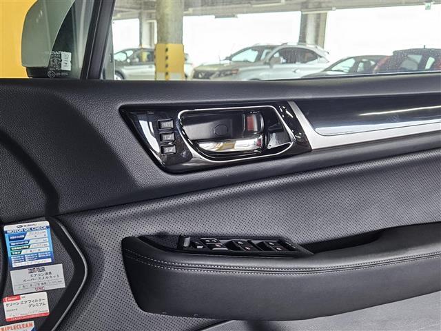 レガシィアウトバック リミテッド　禁煙車　バックカメラ　レーダークルコン　衝突被害軽減　車線逸脱防止支援　後側方警戒支援　ＬＥＤオートライト　純正８型ナビ　パワーバックドア　ビルトインＥＴＣ　黒革シート　シートヒーター　前席Ｐシート（5枚目）