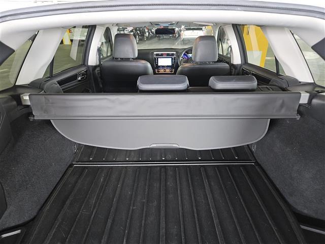 レガシィアウトバック リミテッド　禁煙車　バックカメラ　レーダークルコン　衝突被害軽減　車線逸脱防止支援　後側方警戒支援　ＬＥＤオートライト　純正８型ナビ　パワーバックドア　ビルトインＥＴＣ　黒革シート　シートヒーター　前席Ｐシート（12枚目）