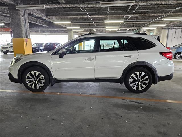 レガシィアウトバック リミテッド　禁煙車　バックカメラ　レーダークルコン　衝突被害軽減　車線逸脱防止支援　後側方警戒支援　ＬＥＤオートライト　純正８型ナビ　パワーバックドア　ビルトインＥＴＣ　黒革シート　シートヒーター　前席Ｐシート（16枚目）