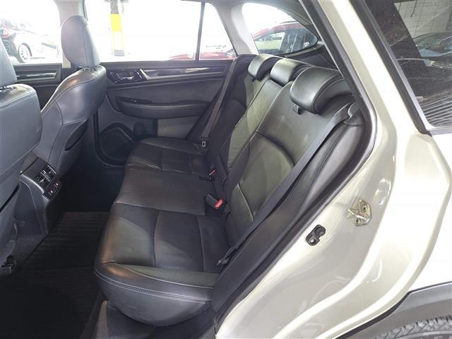 レガシィアウトバック リミテッド　禁煙車　バックカメラ　レーダークルコン　衝突被害軽減　車線逸脱防止支援　後側方警戒支援　ＬＥＤオートライト　純正８型ナビ　パワーバックドア　ビルトインＥＴＣ　黒革シート　シートヒーター　前席Ｐシート（26枚目）