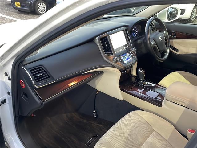 クラウンハイブリッド ロイヤルサルーン　メーカーナビゲーションフルセグ　ＢＴクルーズコントロールパワーシートシートヒーターエアシートハンドルヒーターエアコンスイングレジスタービルトインＥＴＣバックカメラ社外前方ドラレコ（23枚目）