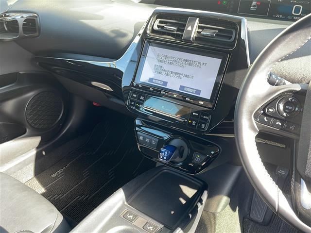 プリウス Ｓツーリングセレクション　純正９インチナビ（ＮＳＺＴ－Ｙ６８Ｔ）　フルセグＴＶ　Ｂｌｕｅｔｏｏｔｈ接続　バックカメラ　ドライブレコーダー☆シートヒーター　ビルトインＥＴＣ　レザーシート　トヨタセーフティセンス（5枚目）