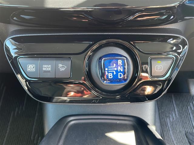 プリウス Ｓツーリングセレクション　純正９インチナビ（ＮＳＺＴ－Ｙ６８Ｔ）　フルセグＴＶ　Ｂｌｕｅｔｏｏｔｈ接続　バックカメラ　ドライブレコーダー☆シートヒーター　ビルトインＥＴＣ　レザーシート　トヨタセーフティセンス（13枚目）