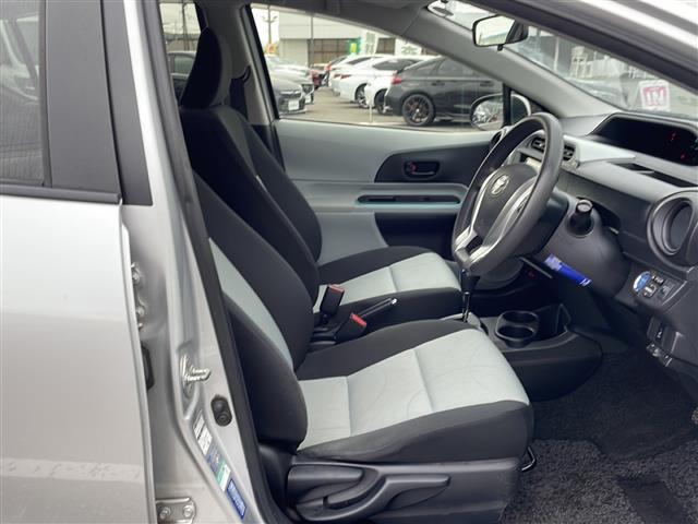 アクア S 純正ナビ(NSZT-W62G) Bluetooth接続 バックカメラ ETC 横滑り防止装置 純正フロアマット(9枚目)