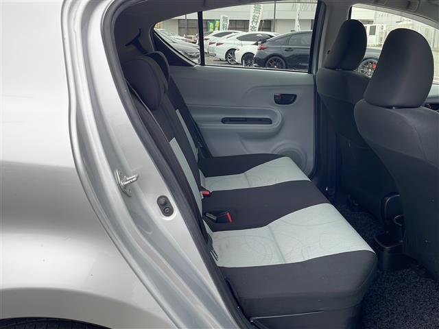 アクア S 純正ナビ(NSZT-W62G) Bluetooth接続 バックカメラ ETC 横滑り防止装置 純正フロアマット(10枚目)