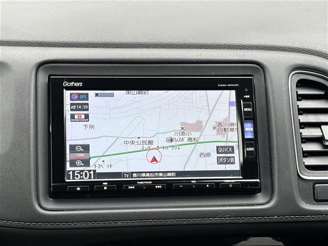 ヴェゼル ハイブリッドＺ・ホンダセンシング　禁煙車　純正ナビ　バックカメラ　ＥＴＣ　衝突軽減システム　レーンキープアシスト　クルコン　前ドラレコ　ＬＥＤヘッドライト　フォグランプ　シートヒーター　純正フロアマット　純正ＡＷ１７インチ　スマートキ（2枚目）