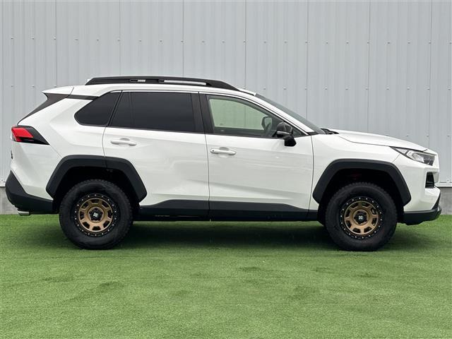 ＲＡＶ４ アドベンチャー　オフロードパッケージ　禁煙車　社外ナビ　ドラレコ　ＥＴＣ　パワーシート　パワーバックドア　シートヒーター　インチアップ　レーダークルーズコントロール　衝突軽減ブレーキ　レーンキープアシスト　置くだけ充電　ワンオーナー（10枚目）