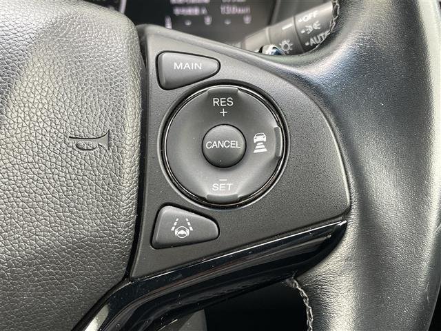 ヴェゼル ハイブリッド　禁煙車　純正８インチナビ　バックカメラ　追従型クルコン　ＬＥＤヘッドライト　ハーフレザーシート　前席シートヒーター　純正１８インチアルミ　アイドリングストップ　オートブレーキホールド　電子パーキング（3枚目）