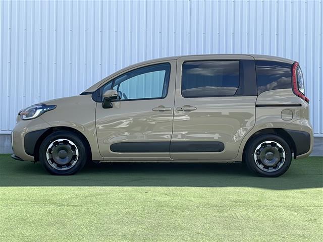 シエンタ ハイブリッドＺ　禁煙車　純正９型ナビ　パノラミックビューモニター　両側電動ドア　シートヒーター　レーダークルーズコントロール　ステアリングヒーター　ブラインドスポットモニター　プリクラッシュセーフティ　ＥＴＣ２．０（4枚目）