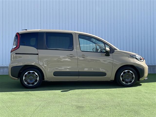 シエンタ ハイブリッドＺ　禁煙車　純正９型ナビ　パノラミックビューモニター　両側電動ドア　シートヒーター　レーダークルーズコントロール　ステアリングヒーター　ブラインドスポットモニター　プリクラッシュセーフティ　ＥＴＣ２．０（7枚目）