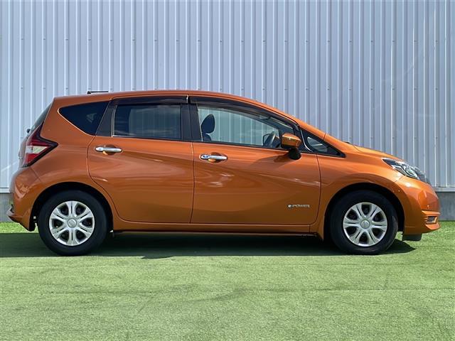 ノート ｅ－パワー　Ｘ　禁煙車　純正ＳＤナビ　アラウンドビューモニター　エマージェンシーブレーキ　車線逸脱警報　クリアランスソナー　インテリジェントルームミラー　踏み間違い衝突防止　フルセグＴＶ　Ｂｌｕｅｔｏｏｔｈ　ＥＴＣ（12枚目）