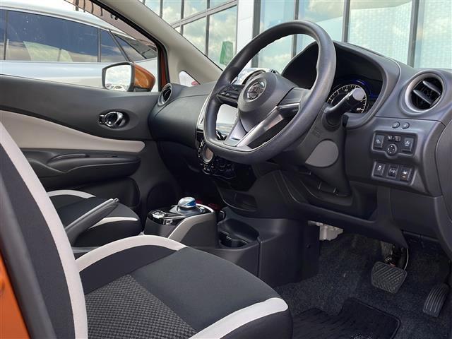 ノート ｅ－パワー　Ｘ　禁煙車　純正ＳＤナビ　アラウンドビューモニター　エマージェンシーブレーキ　車線逸脱警報　クリアランスソナー　インテリジェントルームミラー　踏み間違い衝突防止　フルセグＴＶ　Ｂｌｕｅｔｏｏｔｈ　ＥＴＣ（18枚目）