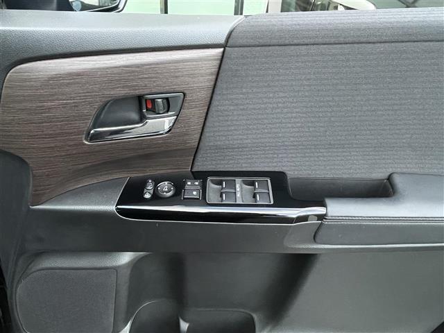 オデッセイ アブソルート 禁煙車 純正10型ナビ 全方位 後席モニター 両側パワスラ ハーフレザーシート パワーシート オットマン 革巻きステアリング ステアリングリモコン LEDヘッドライト スマートキー プッシュスタート(13枚目)