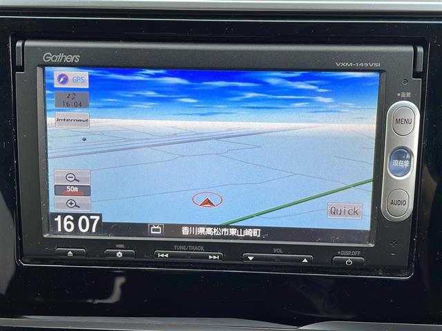 フィット 13G・Lパッケージ 禁煙 純正7型SDナビ ETC LEDヘッド 純正フロアマット プッシュスタート スマートキー アイドリングストップ パワーステアリング パワーウィンドウ オートライト 盗難防止装置 Wエアバッグ(2枚目)